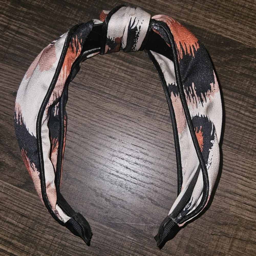 Cream Knot Headband with Rust colored spots & navy blue outline